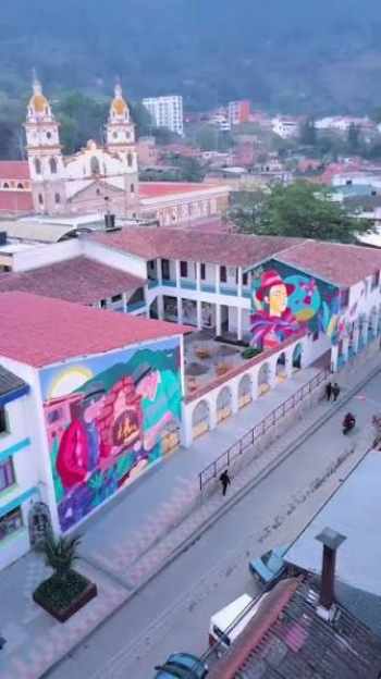 imagen desde arriba de la alcaldía de choachí con un mural emblemático para la comunidad